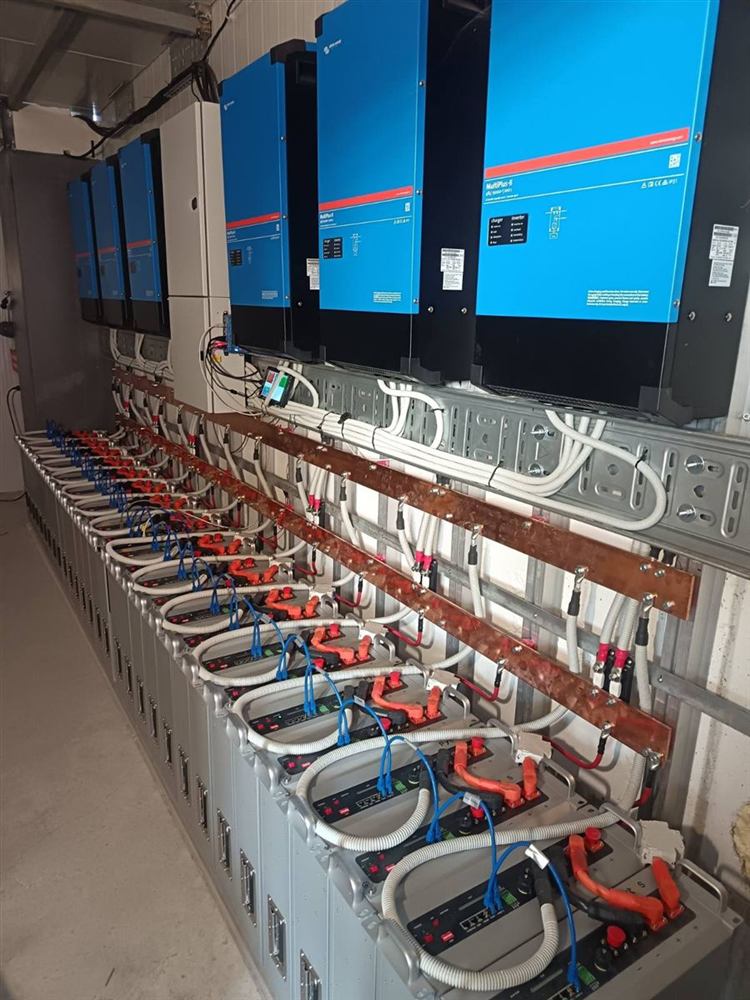 Редица MultiPlus-II 48/5000 инвертори с rack батерии и медни шини