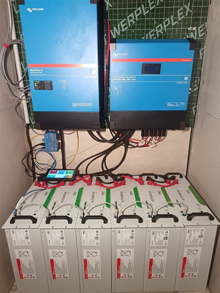 Домашна система с MultiPlus-II 48/10000, MPPT RS 450/200 и шест TAB e.module батерии